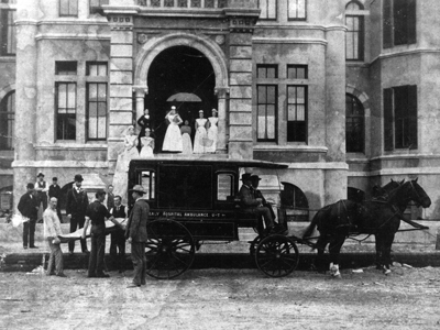 thmb_1899-Old-ambulance-loading