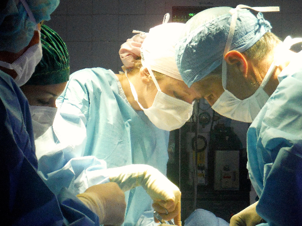 Drs. Katie Kimbrough and Dr. Dennis Gore perform surgery.