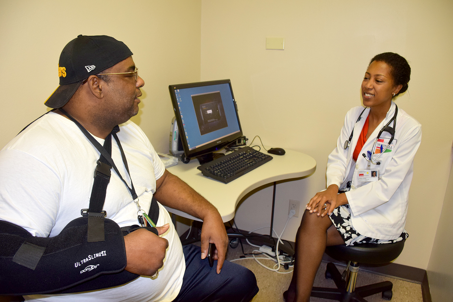 School of Medicine student Hikma Jemal visits with patient Danny Linscomb.