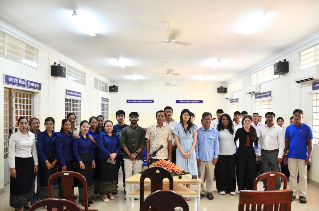 Allie Murphy_2 Group of students and teachers at Hun Sen Chamkardaung High School in Cambodia