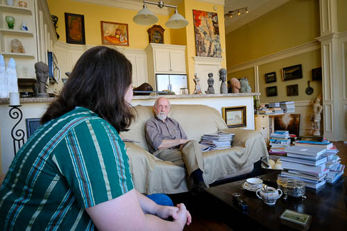 Ulli Budelmann a student interviews an older man