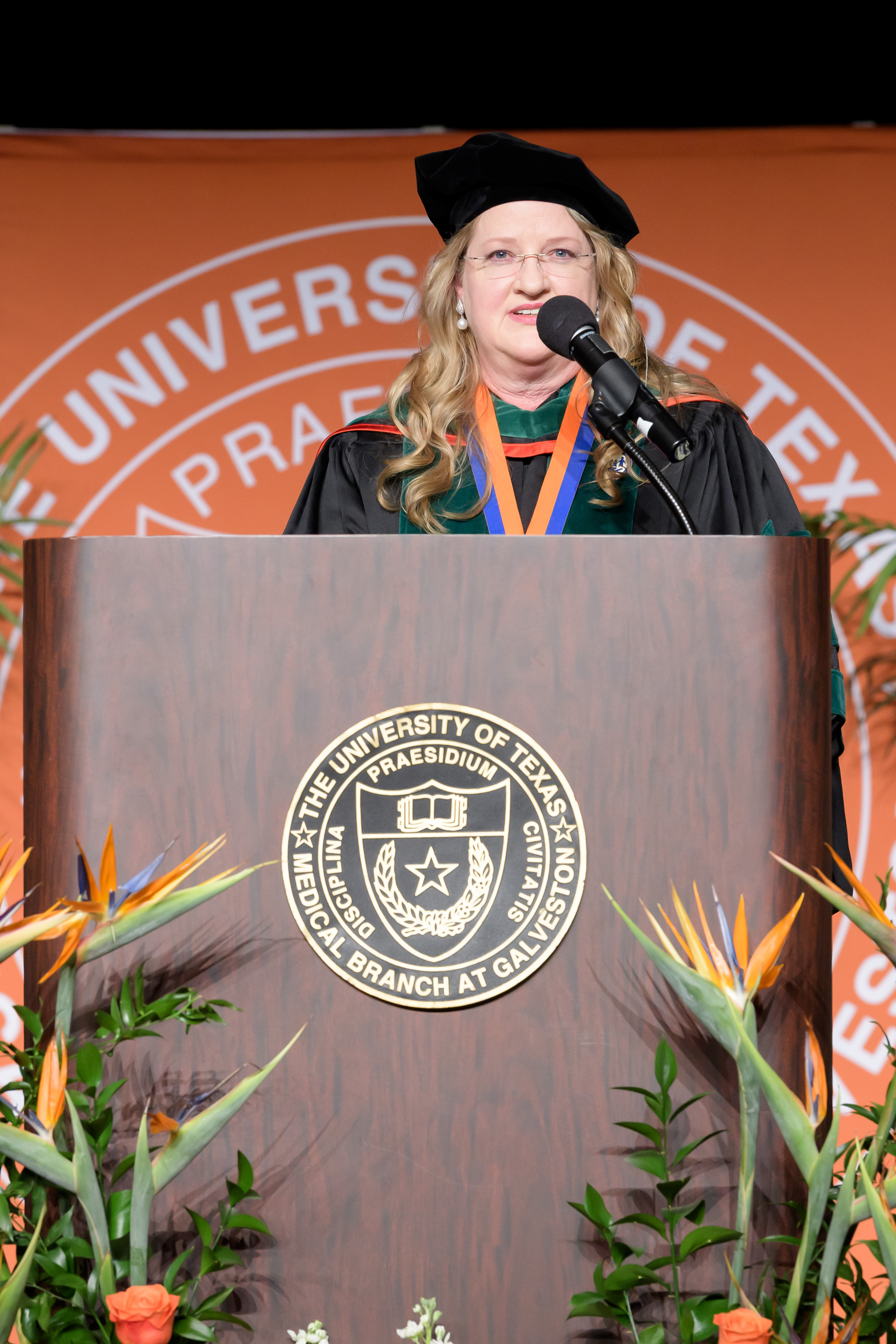 Dr. Jennifer Raley, administering the Physician's Oath to the members of the Class of 2026