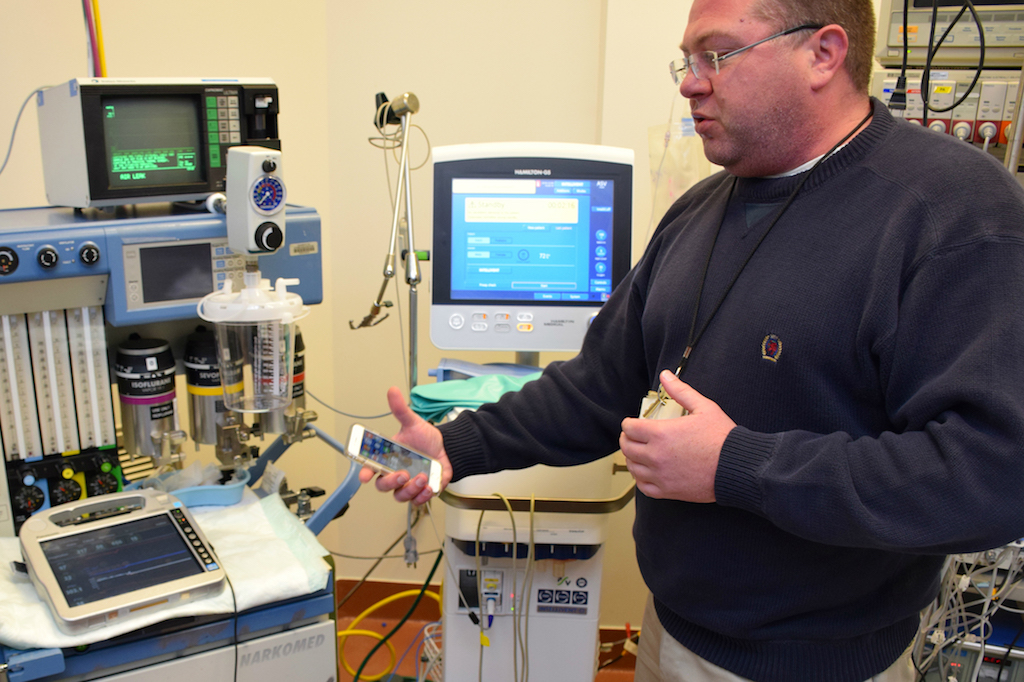 Kinsky explains how doctors and nurses will be able to monitor patients on the Smart-Oxygenation-System remotely on devices such as their smart phone.