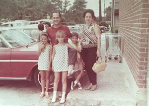 Vivian Kardow (middle) with her siblings and parents after emigrating to the U.S.