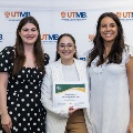 ΑΩΑ Student Vice President, Erin Guerra, and ΑΩΑ Student Treasurer, Gabrielle Hyde, presenting Faculty and House Staff Inductee Charlena Melnyk, MD