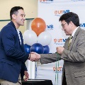 Alpha Omega Alpha Faculty Councilor, Bernard M. Karnath, MD, inducting new member