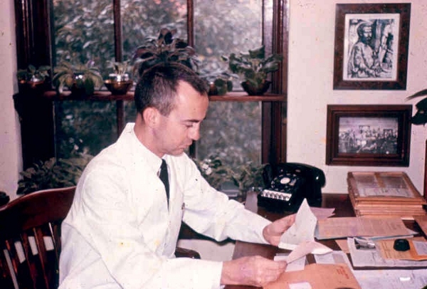 DrEvansatworkinhisoffice