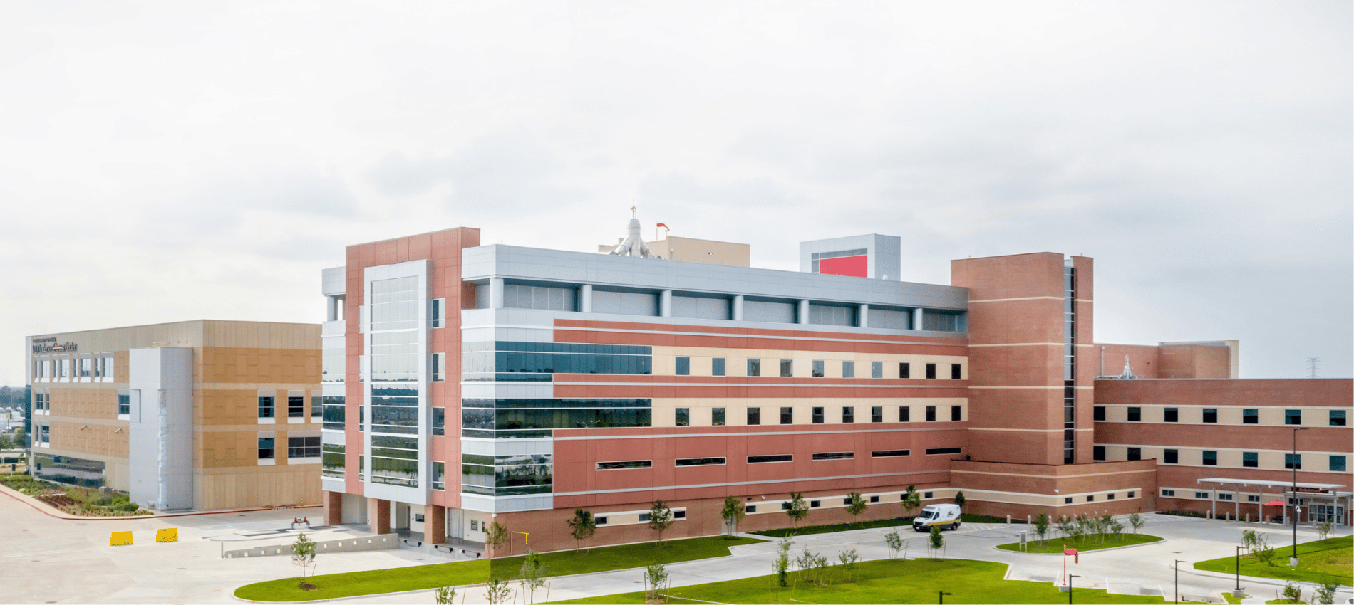 Exterior of the League City Campus Hospital on a cloudy day